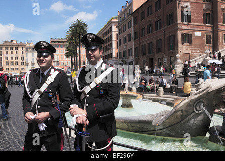 Deux Carabinieri à Fontana della Barcaccia sur la Piazza di Spagna, place d'Espagne en arrière-plan, Rome, Italie Banque D'Images