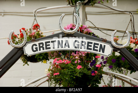 Gros plan du panneau sur l'arche Gretna Green, célèbre lieu de mariage enclume en Écosse. ROYAUME-UNI Banque D'Images