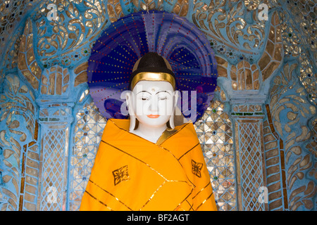 Tête d'une statue de Bouddha sur la base de la pagode Shwedagon à Yangon, Yangon, Myanmar, Birmanie Banque D'Images