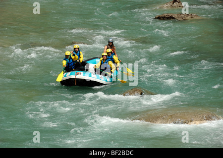 Rafting en eau vive sur les rapides fluviaux dans les Gorges du Verdon, les Gorges du Verdon ou le Verdon Alpes-de-haute-Provence France Banque D'Images
