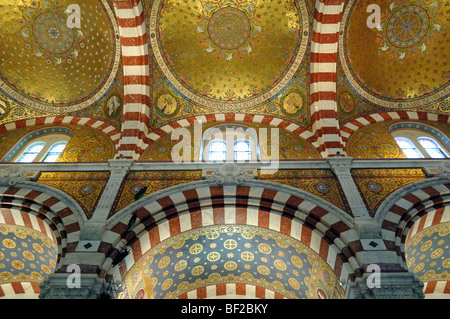 Style byzantin doré ou plafond d'inspiration byzantine et intérieur de l'église notre Dame de la Garde Marseille ou Marseille Provence France Banque D'Images