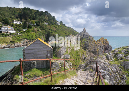 Surplombant la mer depuis Peak Rock avec une friche Net Loft au premier plan, Polperro, Cornwall, UK Banque D'Images