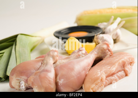 Close-up de poulet cru avec des ingrédients Banque D'Images