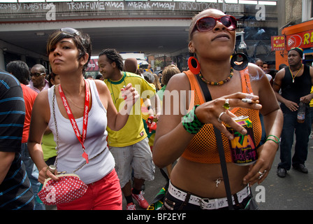 Les jeunes gens qui dansaient dans la rue à Notting Hill Carnival 2009 Banque D'Images