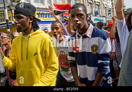 Les parties de la rue dans les petites rues au cours du festival annuel de Notting Hill Banque D'Images