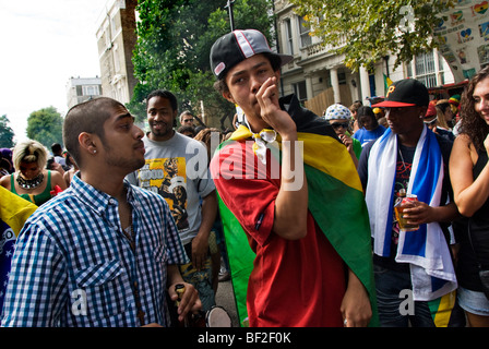 Les parties de la rue dans les petites rues au cours du festival annuel de Notting Hill Banque D'Images