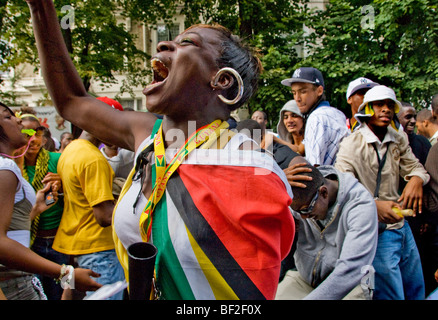 Les parties de la rue dans les petites rues au cours du festival annuel de Notting Hill Banque D'Images