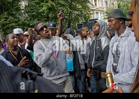 Les parties de la rue dans les petites rues au cours du festival annuel de Notting Hill Banque D'Images