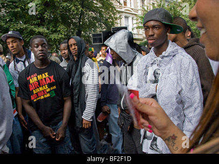 Les parties de la rue dans les petites rues au cours du festival annuel de Notting Hill Banque D'Images