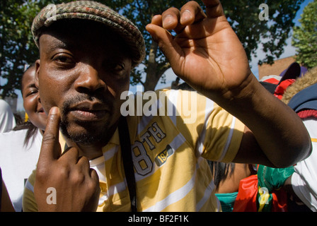 Poser et célébrer dans ruelles au cours de Notting Hill carnaval annuel Banque D'Images