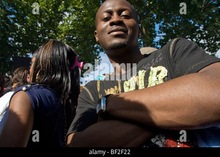 Célébrer dans ruelles au cours de Notting Hill carnaval annuel Banque D'Images