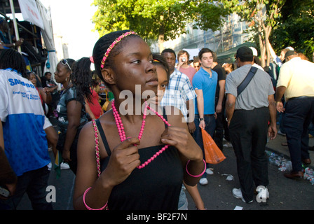 Les jeunes bénéficiant d'Notting Hill Carnival Banque D'Images