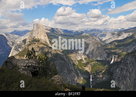 Yosemite National Parc vue panoramique sur une journée ensoleillée Banque D'Images