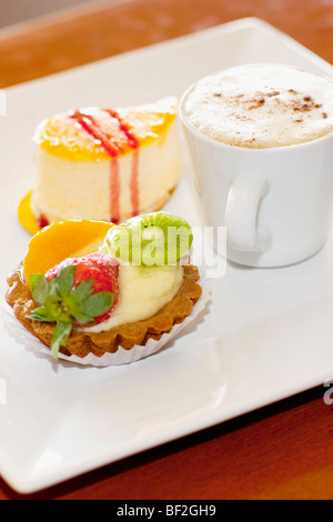 Assortiment de tartelettes avec une tasse de café Banque D'Images