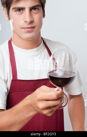 Portrait d'un homme tenant un verre de vin rouge Banque D'Images