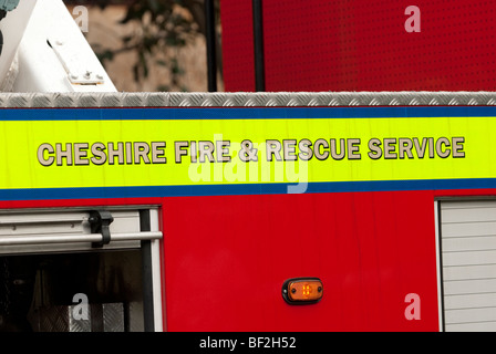 Service d'incendie et de sauvetage de Cheshire plate-forme hydraulique appareil / eengine sapin Banque D'Images