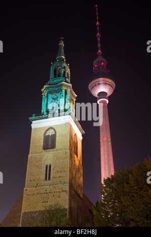 La tour de télévision Fernsehturm et l'église Marienkirche à Berlin Marien Banque D'Images