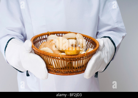 Chef holding un panier de petits pains Banque D'Images