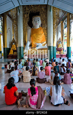 Les gens priaient à Paya Shwedagon, Yangoon, Myanmar. Banque D'Images