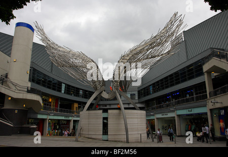 Sculpture en acier inoxydable d'un Ange, à l'extérieur du centre commercial Liverpool Road, Islington, Londres. Banque D'Images