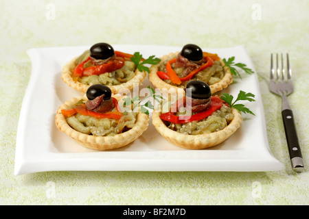 Tartelettes avec du poivre et de l'anchois. Recette disponible. Banque D'Images