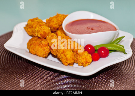 Batter fried chicken avec du ketchup Banque D'Images