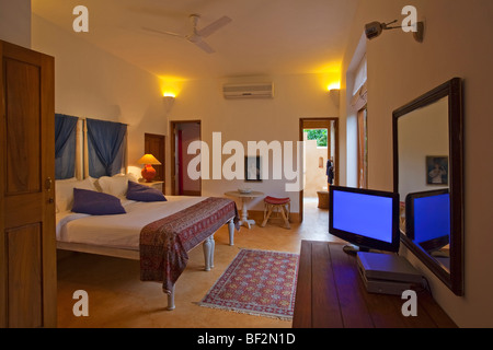 La chambre à coucher d'une villa moderne tropicale de luxe Banque D'Images