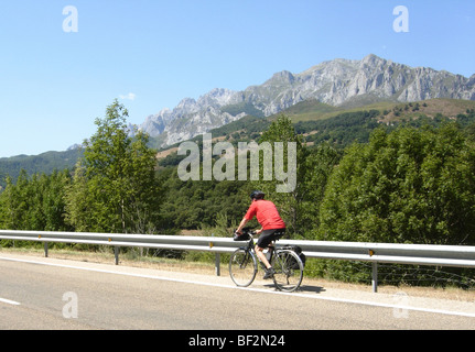 Cycliste homme entrant dans la vallée de portes dans le nord de l'Espagne sur la route de volets Banque D'Images