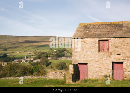Grange en pierre traditionnelle dans Wensleydale vallée et vue de Askrigg dans le Yorkshire Dales National Park Wensleydale North Yorkshire Angleterre UK Banque D'Images
