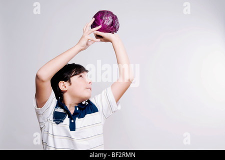 Boy holding a chou rouge Banque D'Images