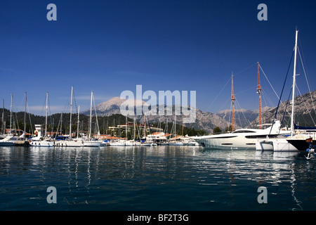 Les navires dans le port blanc sur un arrière-plan montagnes dans un soleil matin d'été. Banque D'Images