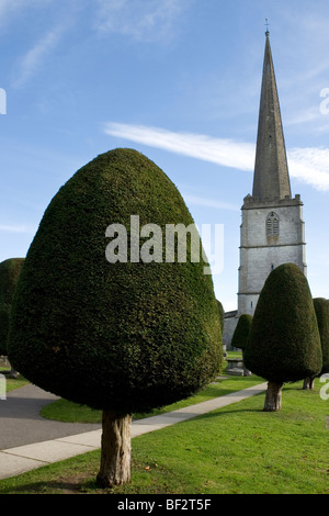 L'église de Saint Mary's, dans le village de Cotswold Painswick, Gloucestershire, Angleterre Banque D'Images