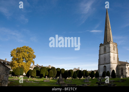 Saint Mary's Church, dans le village de Cotswold Painswick, Gloucestershire, Angleterre. Le célèbre cimetière des ifs a 99 Banque D'Images