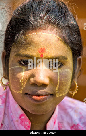 Portrait d'une jeune femme birmane. Banque D'Images