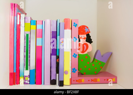 Close-up of books et sirènes de jouets sur une étagère Banque D'Images