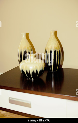 Trois vases) sur un bahut Banque D'Images