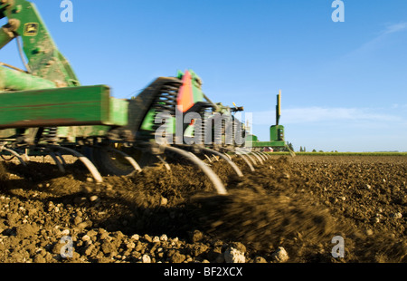 Agriculture - libre d'un John Deere chisel préparer un lit de semence pour la plantation de pommes de terre / près de Burlington, Vermont, USA. Banque D'Images