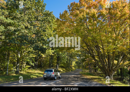 Voiture sur Skyline Drive à l'automne, Shenandoah National Park, Blue Ridge Mountains, Virginie, USA Banque D'Images