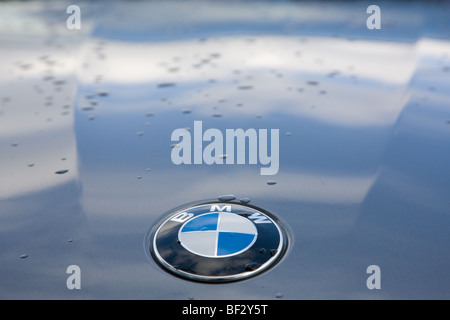 Logo BMW sur le capot après la pluie Banque D'Images