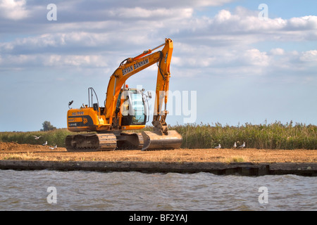 Une JCB sur les rives de la rivière Bure à Norfolk Banque D'Images