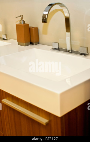 Sur un robinet d'un lavabo dans la salle de bains Banque D'Images