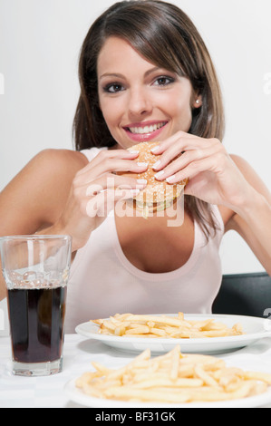 Portrait of a woman holding a hamburger Banque D'Images