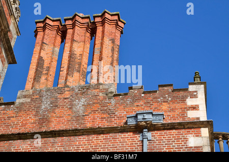 Les cheminées et les tuyaux de plomb élisabéthain de Burton Agnes Hall, Driffield, Yorkshire Banque D'Images