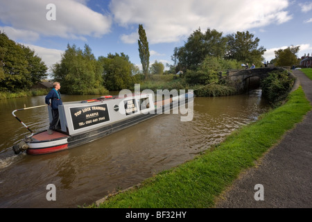 Étudiant qui reçoit des directives sur un bateau dans l'écluse du canal de vol à Marple, Cheshire Banque D'Images