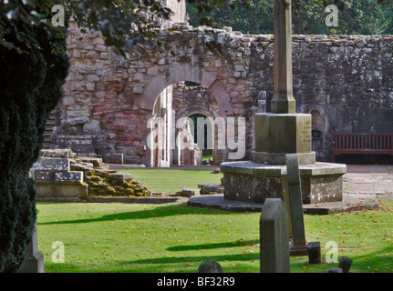 Cimetière dans les ruines de l'abbaye de Dryburgh, Scottish Borders Banque D'Images