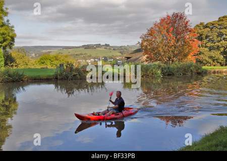 Kayak sur le Canal de la forêt de pointe, Marple Banque D'Images