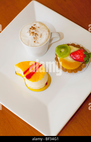 Assortiment de tartelettes avec une tasse de café Banque D'Images