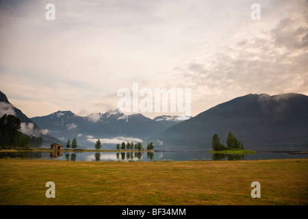 Ross Lake est situé sur la frontière canado-américaine. Vue depuis le côté canadien dans Skagit Valley Provincial Park, British Columbia, Canada Banque D'Images