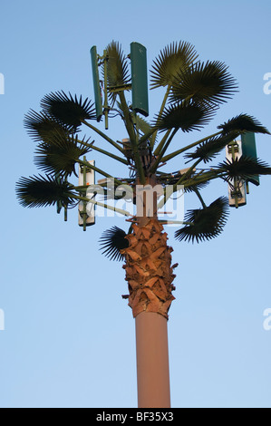 Tour de transmission de téléphonie mobile sous la forme d'un palmier pour s'adapter à l'environnement de la Californie. Banque D'Images