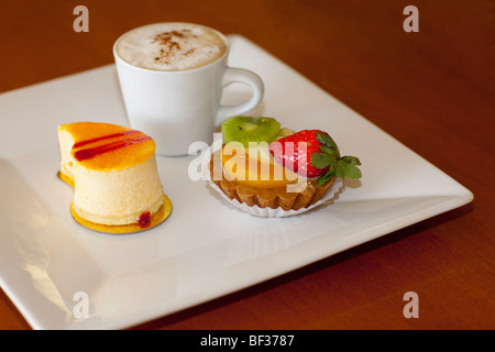 Assortiment de tartelettes avec une tasse de café Banque D'Images